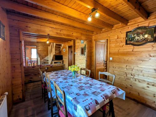 - une salle à manger avec une table dans une cabine dans l'établissement Chalet familial à La Bresse, proche randonnées, WIFI, animaux admis - FR-1-589-425, à La Bresse