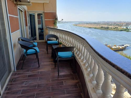 شقه الترا مودرن صف اول كورنيش النيل , القاهره , بمنطقه المعادي , اطلاله مباشره للنيل والاهرامات ,الطابق التاسع ,Very luxury apartment firist row nile view and pyramids , maadi , cairo , ultra modern home ,all rooms and reception direct nile view