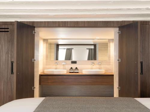 une salle de bain avec deux lavabos et un miroir dans l'établissement Luxury apartment -2BR-6P- Musée du Louvre, à Paris