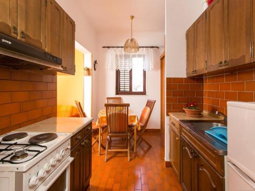 Apartments Neve - Two-Bedroom Apartment with Balcony and Sea View
