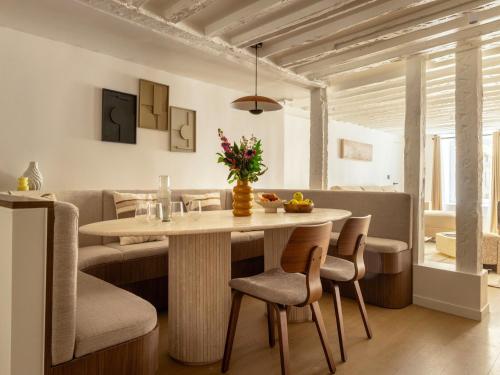 une cuisine et une salle à manger avec une table et des chaises dans l'établissement Luxury apartment -2BR-6P- Musée du Louvre, à Paris