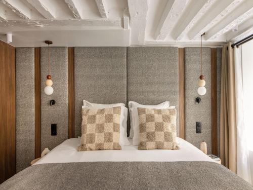 une chambre avec un grand lit avec deux oreillers dans l'établissement Luxury apartment -2BR-6P- Musée du Louvre, à Paris