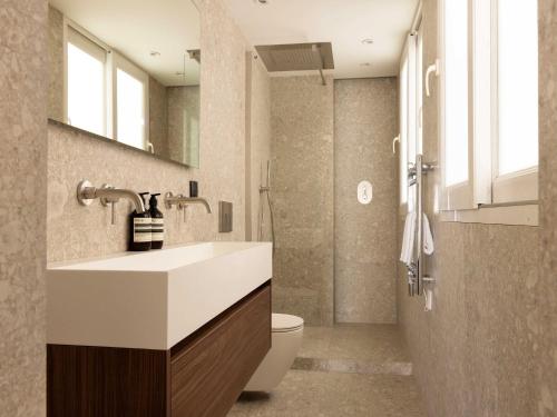 une salle de bain avec un lavabo et des toilettes dans l'établissement Elegant appt- AC-2BR-6P- Musée du Louvre, à Paris