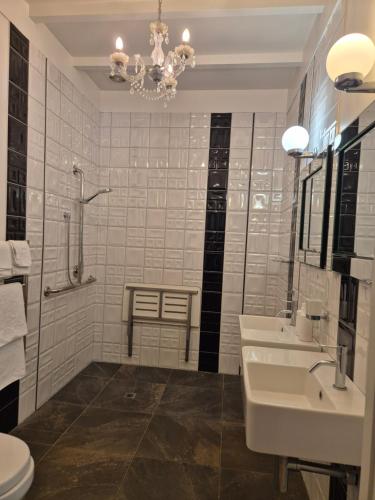 Bilik mandi di Meadowood Art Deco Home
