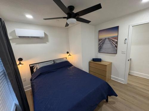 a bedroom with a bed and a ceiling fan at Downtown Zen 2-Bedrooms Private Bungalow in St Petersburg