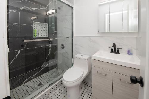 Koupelna v ubytování Sophisticated 4 Bedroom Duplex in the Heart of Midtown
