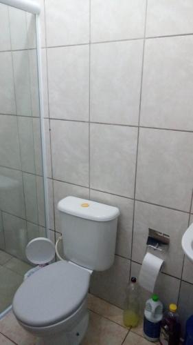a bathroom with a white toilet and a sink at Mongaguá, AGENOR de Campos, PRAIA in Mongaguá