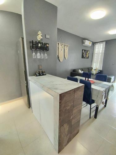 a kitchen and dining room with a counter and a table at Estancia rivera Cancún in Cancún