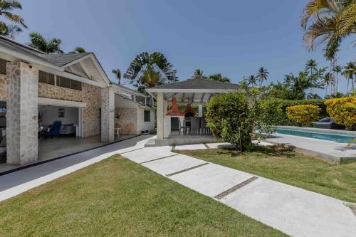 a house with a swimming pool and a yard at Villa Pierretta in the center, Playa Las Terrenas in Las Terrenas