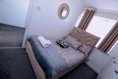 Ένα ή περισσότερα κρεβάτια σε δωμάτιο στο 5 Bedrooms Homely House with Garden-Sleeps 11 Comfortably on 5 Double Beds, 1 Single Bed, Onsite Private Parking,Business Travellers, Contractors, & Holiday-Goers, Family Groups, Near Westfield Stratford,Excel Centre,O2 Arena,Elizabeth Line,Central London