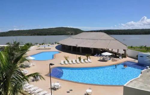 widok na basen w ośrodku lub w pobliżu w obiekcie Enseada Náutico residence w mieście Caldas Novas