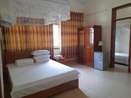 a bedroom with a bed with towels on it at Khách sạn Vườn Quốc gia Ba Bể in Bak Kan