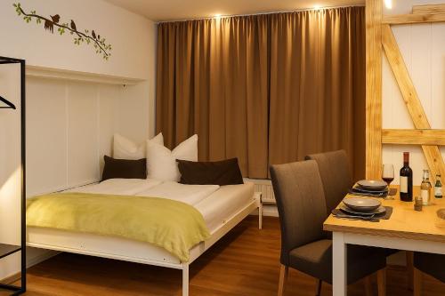 a bedroom with a bed and a table and a desk at Savor City Appartement Am Lauenturm Zentrum 5 Personen in Bautzen