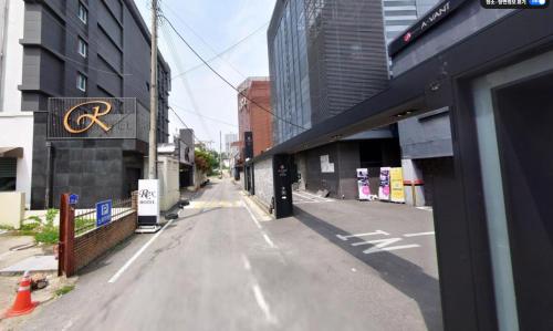 an empty street in a city with a building at Hotel Avant in Cheonan