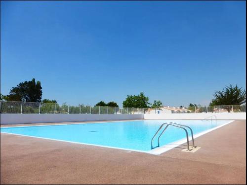 - une grande piscine avec un rail métallique à côté dans l'établissement Maison T3 tout confort proche mer, piscine chauffée, tennis - FR-1-231-301, à Bretignolles-sur-Mer