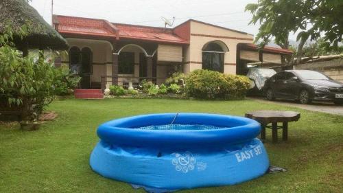une grande baignoire bleue dans la cour d'une maison dans l'établissement TGH 2 The Garden Villa The Guest House Badian, à Dagatan