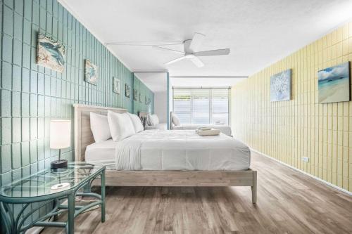Katil atau katil-katil dalam bilik di Beautiful Beachfront Condo