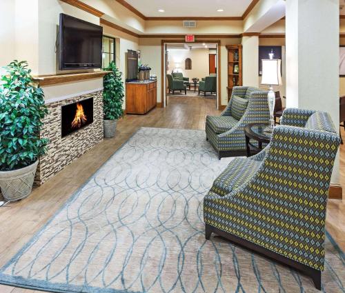 Μια τηλεόραση ή/και κέντρο ψυχαγωγίας στο Country Inn & Suites by Radisson, Lubbock, TX