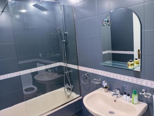 Φωτογραφία από το άλμπουμ του Cozy equipped apartment near train station facing Hilton luxury comfort στην Ταγγέρη