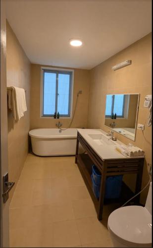 ein Badezimmer mit Badewanne, Waschbecken und Toilette in der Unterkunft VResort Kim Boi - Hoa Binh in Hòa Bình