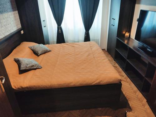 1 cama pequeña con 2 almohadas en un dormitorio en Christie's central apartment, en Bucarest