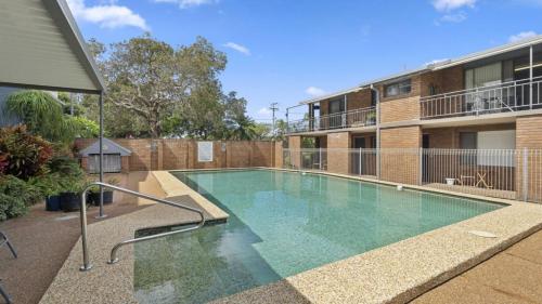una piscina frente a un edificio en Barefoot On First - Pool, Beach, Family - Friendly, en Sawtell