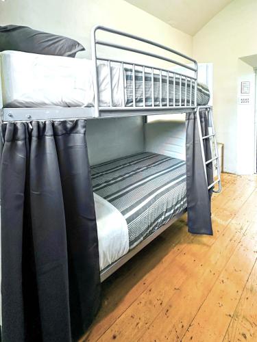Ένα ή περισσότερα κρεβάτια σε δωμάτιο στο Jailhouse Accommodation