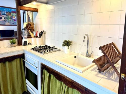 Η κουζίνα ή μικρή κουζίνα στο Villa in Cefalù with Pool and Forest Retreat