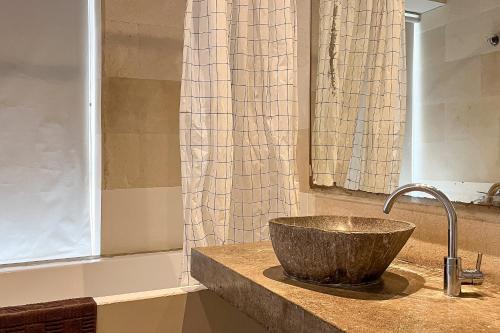 努沙杜瓦Green Leaf Villa - 1 Bedroom pool Villa with Minimum Stay 2 Nights的带水槽和浴缸的浴室