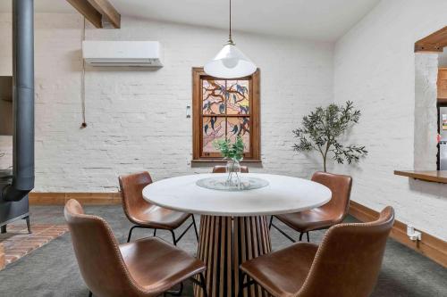 Χώρος καθιστικού στο Cozy Bluestone House in Norwood Perfect for Families and Their Pets