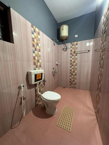 ウーティにあるRastafari - The Backpackers Hostelのトイレとシャワー付きのバスルーム