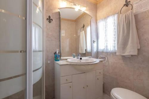 Ένα μπάνιο στο Charming villa in Marbella with private pool