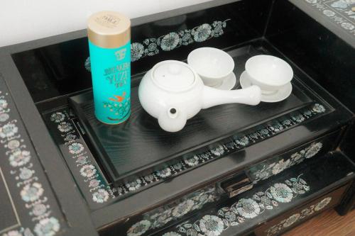 a toy elephant with three cups and a tube of toothpaste at Cozy 3-4 person accommodation in Suwon