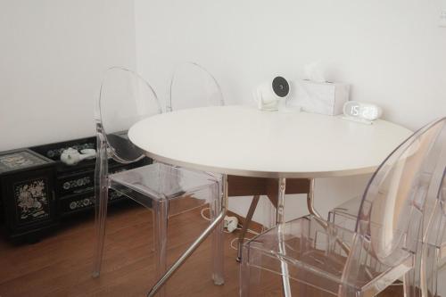 a white table and four chairs in a room at Cozy 3-4 person accommodation in Suwon