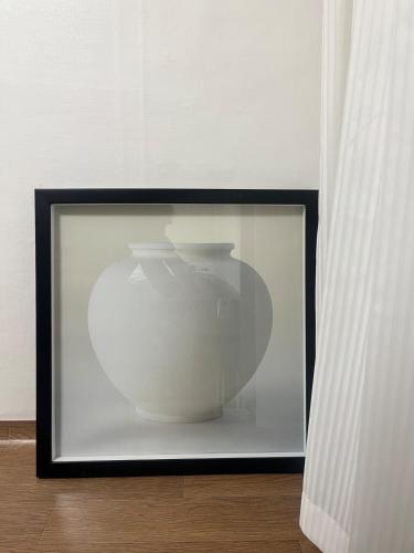 a picture of a white vase in a picture frame at Cozy 3-4 person accommodation in Suwon