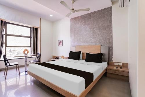 Ένα ή περισσότερα κρεβάτια σε δωμάτιο στο Townhouse Kranti Square Aurangabad