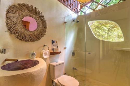 ein Badezimmer mit Toilette, Waschbecken und Dusche in der Unterkunft Casa De Luz Bohemian home in Talamanca