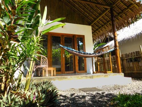 Κήπος έξω από το RNV Eco Resort Bungalows