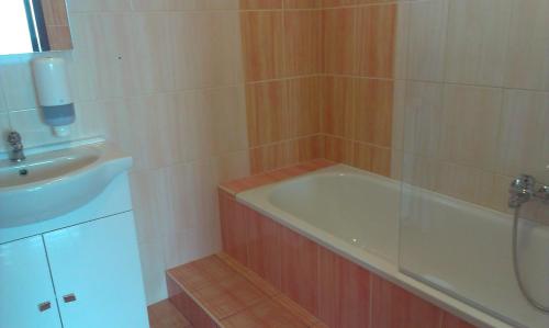 y baño con bañera y lavamanos. en Chalupa Ratibořice, en Česká Skalice