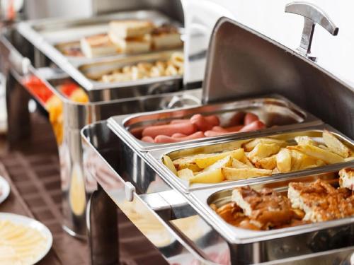 Makanan di atau berdekatan hotel