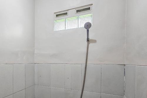 Ein Badezimmer in der Unterkunft Wisma Brata Mitra RedDoorz