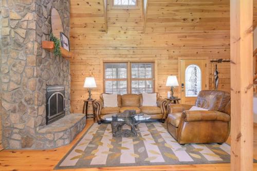 Ruang duduk di High Country Haven - Near Boone & Blowing Rock