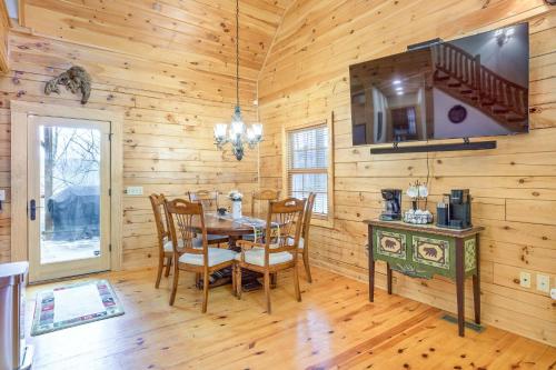 Televisyen dan/atau pusat hiburan di High Country Haven - Near Boone & Blowing Rock
