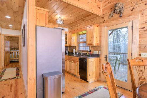 Dapur atau dapur kecil di High Country Haven - Near Boone & Blowing Rock