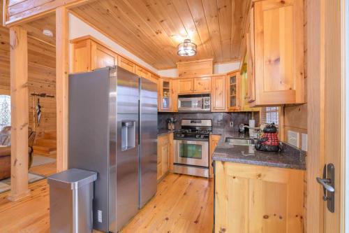 Dapur atau dapur kecil di High Country Haven - Near Boone & Blowing Rock