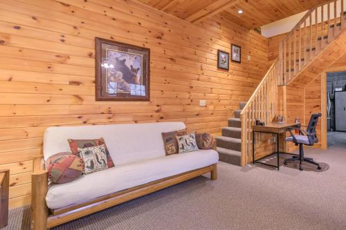 Ruang duduk di High Country Haven - Near Boone & Blowing Rock