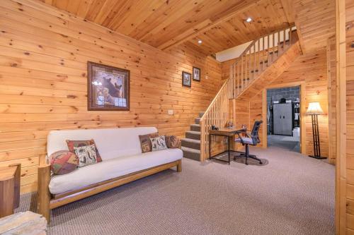 Ruang duduk di High Country Haven - Near Boone & Blowing Rock