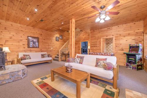 Ruang duduk di High Country Haven - Near Boone & Blowing Rock