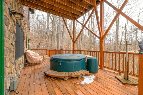 Balkoni atau teres di High Country Haven - Near Boone & Blowing Rock