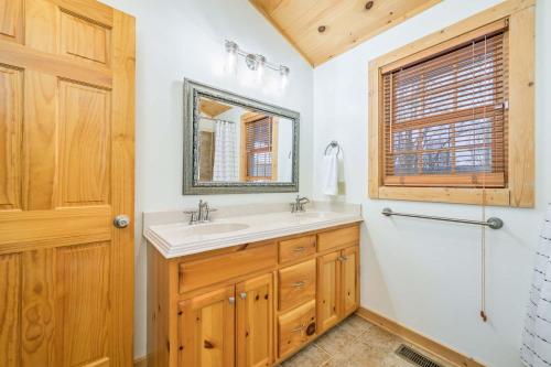 Bilik mandi di High Country Haven - Near Boone & Blowing Rock